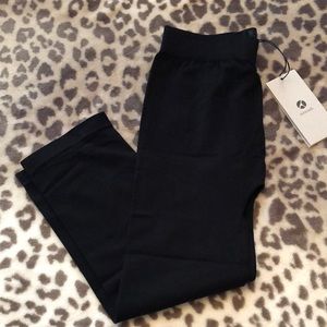 Avocado Black Capri Leggings Size S/M
